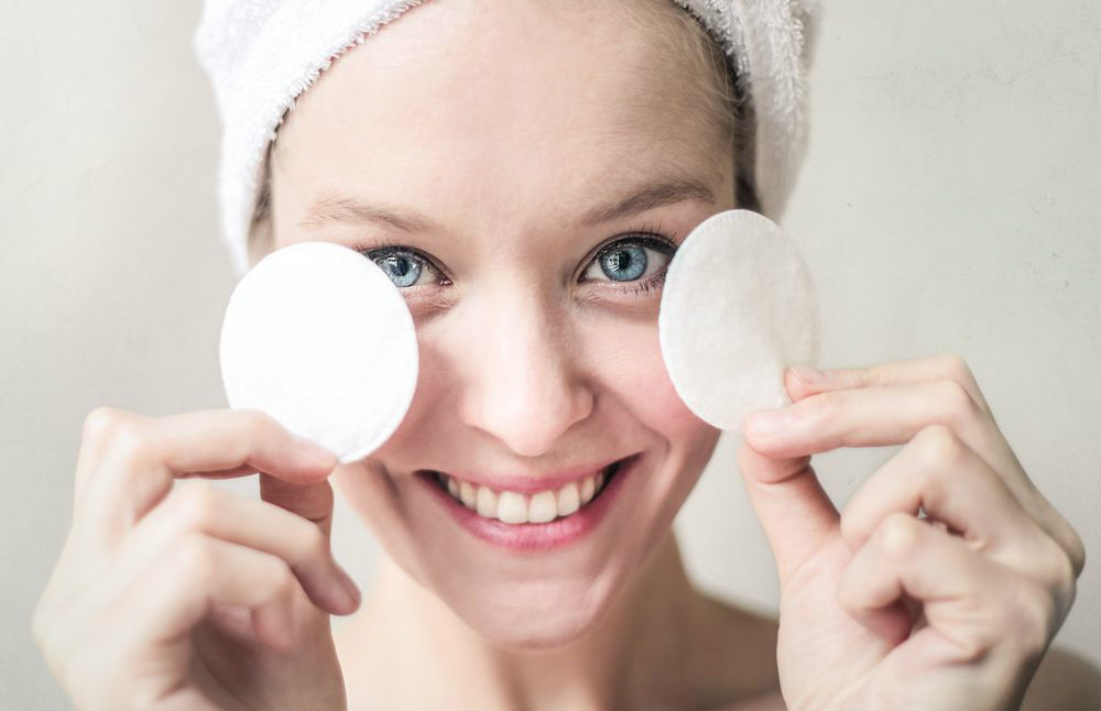 Aprenda agora como tratar olheiras escuras e livre-se desse problema